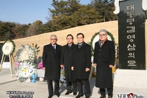 [NEWSinPhoto]이종혁 자유한국당 전 최고위원 ,김영삼대통령 묘역에서 상도동계 민주동우회 신년 인사회 참여…… 20180101 동작동 현충원 김영삼대통령 묘역.