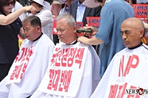 [NEWSinPhoto]동반연 ,청와대 앞 6일 목사 8명 삭발 투쟁과 전국 12시,도 동시 기자회견 진행 …20180806 청와대분수대 앞