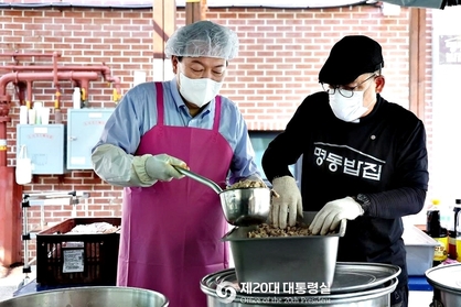 [NEWSinPhoto 뉴스인포토닷컴] 윤석열 대통령, 추석 맞아 명동밥집 봉사활동.......... 추석 연휴 첫날인 9월 9일(금) 서울 명동성당 내 명동밥집을 찾아 무료급식 봉사활동을 진행하며 소외된 이웃들과 함께했습니다. 20220909. 제20대 대통령실.