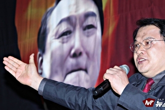 [NEWSinPhoto뉴스인포토닷컴/#삼각지 용산 촛불 맞불 신자유연대] 강신업 변호사 이재명 대한민국 암덩어리, 반드시 제거해야!.........경기동부연합, 조폭 세력, 떳다방 세력과 손잡은 자!, 문재인. 이재명 구속 수사하라!. 20221119. 신자유연대, 촛불저지국민행동. 삼각지 10번 출구 앞.