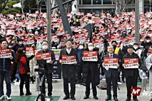 [NEWSinPhoto 뉴스인포토닷컴/ #부산 시민대회 #교육부 2022 개정 교육과정 시안 폐지 촉구!] 나쁜 차별금지법 제정 반대 부산시민대회 열려!......손현보 목사, 캐나다 차별 금지법?  “하나님을 아버지”라 부르는 것은 성 평등에 어긋나는 것?, 주기도문을 외우지 말아라!, 하나님 아버지란 단어를 사용하면 안 된다?, 사람의 겉모습을 보고 남자인지 여자인지 판단해선 안 된다?. 성경을 폐기시키는 것이 차별 금지법이다!. 20221203. 부산시청. 건강한부산만들기시민연대(안용운 대표). 바른청년연합(손영광 대표).
