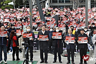 [NEWSinPhoto 뉴스인포토닷컴/ #부산 시민대회 #교육부 2022 개정 교육과정 시안 폐지 촉구!] 나쁜 차별금지법 제정 반대 부산시민대회 열려!......손현보 목사, 캐나다 차별 금지법?  “하나님을 아버지”라 부르는 것은 성 평등에 어긋나는 것?, 주기도문을 외우지 말아라!, 하나님 아버지란 단어를 사용하면 안 된다?, 사람의 겉모습을 보고 남자인지 여자인지 판단해선 안 된다?. 성경을 폐기시키는 것이 차별 금지법이다!. 20221203. 부산시청. 건강한부산만들기시민연대(안용운 대표). 바른청년연합(손영광 대표).