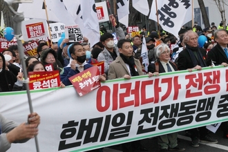 [NEWSinPhoto / 시민독립언론 뉴스인포토닷컴 / 보수 애국운동 유감!, 급기야! 21일 대통령 국무회의 모두 발언 출현!] 지난 주 18일 서울시청 광장과 숭례문 “윤석열 대통령 능멸”시킨 민주당 정의당 진보당 “대일 굴욕외교 규탄 범국민대회”, 보수 단체 윤 대통령 대일 외교 지지는 보이지 않고, 촛불행동과 한일역사정의평화행동, 625공동선언실천남측위원회, 일본국위안부문제해결을위한 전국대학생연합동아리, 평화나무네트워크의 강제동원 굴욕해법 외교!, 일본은 사죄 배상하라!, 굴욕적 한미 정상회담 심판한다!, 이러다가 전쟁난다! 한미일 전쟁동맹 중단하라! 이완용을 능가하는 윤석열을 타도! 파쇼독재 친미호전 윤석열 타도! 북침 핵 전쟁연습 중단! 미군 철거! 일본 1호 영업사원 용산 총독 윤석열! 등 윤 대통령 능멸하는 피켓과 현수막으로 거리를 가득 메웠다. 20230318. 서울시청 광장, 숭례문 앞 도로.