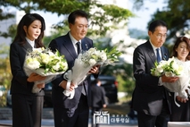 [NEWSinPhoto/시민언론 뉴스인포토닷컴/#한국인원폭 희생자 위령비 한국 대통령 중 윤석열 첫 참배!]윤석열 대통령 부부, 기시다 후미오 일본 총리 부부, 히로시마 평화기념공원 한국인 원폭희생자 위령비 공동 참배!. 한국인 원폭 희생자 3만여 명, 한국 전임 대통령들은 그동안 뭐 했나?. 20230521. 일본 히로시마 평화공원 한국인원폭피해 위령비 앞.