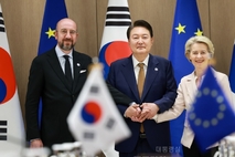 [NEWSinPhoto/시민언론 뉴스인포토닷컴/#한국-EU 정상회담] 尹 대통령 "한국과 유럽연합은 전략적 동반자...자유·인권·법치 가치 공유"...... EU 집행위원장 “우리는 UN 헌장과 국제법 수호하려는 우크라이나 노력 지지!, 한반도를 드리우는 위협의 그림자에도 맞서 싸울 것”, “한국과 유럽연합 수교 60주년 기념, 11년 만에 두 EU 정상 함께 방한한 역사적인 자리” 2023.05.22. 용산 대통령실.