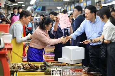 [NEWSinPhoto/시민언론 뉴스인포토닷컴/#윤석열 대통령 자갈치 시장상인 격려/ Photo News] 윤석열 대통령 부부는 27일 부산 중구 자갈치 시장을 방문, 소비 위축으로 시름하는 시장 상인들 격려!. 20230727. 부산자갈치시장.