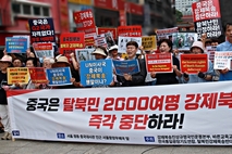 [NEWSinPhoto/시민언론 뉴스인포토닷컴/#탈북민 북송 반대#중국 대사관 명동 입구/# 탈북민 강제북송반대 범국민연합 23개 단체] 중국정부는 반인륜적인 강제북송 범죄에 대해 사죄하라!, 중국정부는 강제북송을 중단하고 탈북민들이 원하는 나라로 가게 하라!, 중국정부는 중국 내 탈북민의 인권을 존중하고 UN난민 지위를 보장하라!.