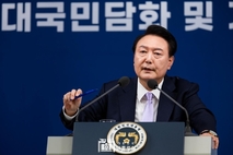 [NEWSinPhoto/시민언론 뉴스인포토닷컴/#윤석열 대통령 대국민담화 및 기자회견] 제 주변 일로 국민들께 걱정과 염려, 국민께 진심 어린 사과 드립니다!. 취임 당시 러시아가 우크라이나 침공 글로벌 공급망 교란 원유, 식량, 원자재 가격 치솟고, 고금리, 고물가, 고환율 지속, 2008년 글로벌 금융위기보다 더 혹독한 글로벌 상황, 그러나 이제 경제가 기지개를 켜고 있습니다, 올해 수출 사상 최고치 경신, 경상수지 흑자도 700억 달러 넘어설 전망!, 올해 경제성장률도 잠재성장률 2 상회할 전망!.