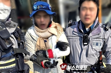 [NEWSinPhoto/ 시민독립언론 뉴스인포토닷컴 / #대통령 탄핵 시위 한남동 12일 현장] 여성 “내란 수괴 이재명 구속”외치자, 50대 남성 커터 칼 흉기 협박......민노총 금속노조 대의원 추정 인물 경찰 특수 협박 혐의로 현장 체포!, 대통령 관저 한남동 입구 볼보 자동차 전시관 앞. 3일 공수처 대통령 체포 영장 압수팀 올라간 길, 경호처 경찰 특별 관리 지역! 20250112 . 12시220분 경.