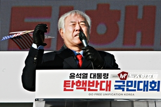[NEWSinPhoto/시민독립언론 뉴스인포토닷컴/ #사랑제일교회 관련 수사 촉구 입장문2월7일] 서부지법 사태에 대해, 경찰은 하루속히 공정한 수사통해 교회가 허위사실로 명예훼손 당하지 않도록 강력히 요청한다!. 사랑교회 주최도 아닐뿐더러, 전광훈 목사도 평화 시위 강조!, 주최 운영 측도 경찰과 협의하에 진행했다, 그럼에도 특정 언론이 근거 없는 주장으로 교회와 지속적으로 엮으려는 시도를 하고 있다. 이 사안을 '전광훈 목사 흔들기' 차원, 접근하는 세력들의 준동에 대해 우려를 표한다. 이에 대해 언론중재위원회와 방통위 신고를 포함한 민형사상 조치를 취할 것이다?