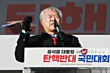 [NEWSinPhoto/시민독립언론 뉴스인포토닷컴/ #사랑제일교회 관련 수사 촉구 입장문2월7일] 서부지법 사태에 대해, 경찰은 하루속히 공정한 수사통해 교회가 허위사실로 명예훼손 당하지 않도록 강력히 요청한다!. 사랑교회 주최도 아닐뿐더러, 전광훈 목사도 평화 시위 강조!, 주최 운영 측도 경찰과 협의하에 진행했다, 그럼에도 특정 언론이 근거 없는 주장으로 교회와 지속적으로 엮으려는 시도를 하고 있다. 이 사안을 '전광훈 목사 흔들기' 차원, 접근하는 세력들의 준동에 대해 우려를 표한다. 이에 대해 언론중재위원회와 방통위 신고를 포함한 민형사상 조치를 취할 것이다?