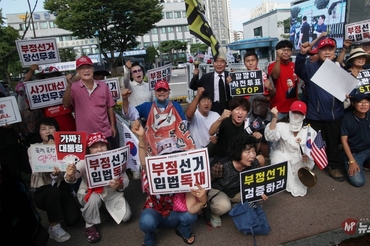 “폭력 폭행 경찰, 공개 사과하고 물러가라” 과천경찰서 폭력 폭행 경찰 양정훈 경사는 시민단체 신참청연 천창룡 대표에게 공개 사과하고 물러나라!