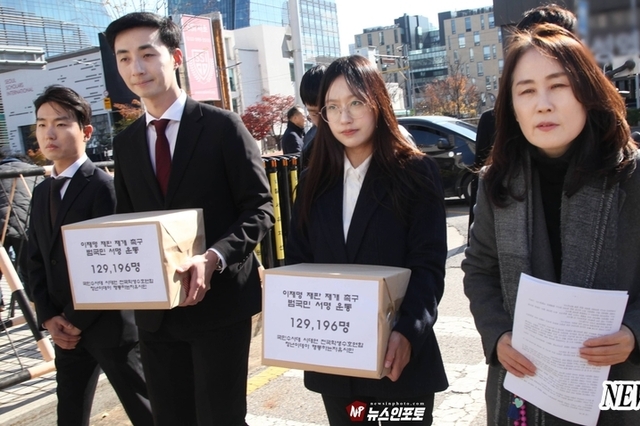 [뉴스인포토] 이재명 재판 재개 촉구 국민 서명 운동, 개시 4일만에 10만 명 참여! 국민수사대 (대표 박소영) 1차 129,196명 명단, 18일 조희대 대법원에 전달 !, 서울, 수도권 추가 현수막 게시, 전국적으로 확대 게시 돌입 .