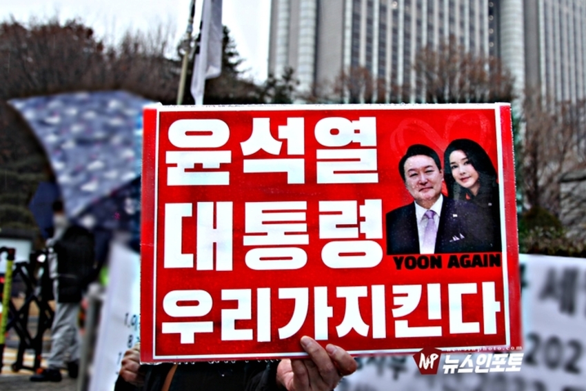 [뉴스인포토닷컴] 북한의 오물 풍선, 무인기 남한내 투입 대응은 윤석열 전 대통령 고유 통치 행위!. 윤 전 대통령 추가 구속 심문 서울중앙지법 23일 진행, 윤 전 대통령 추가 구속 절대 반대! 특검, 영장 기각, 불법 수사 반대!. 특검? 평양 무인기 투입 혐의, 12.3 비상 계엄 명분 쌓기, 추가 꼼수 기소.!