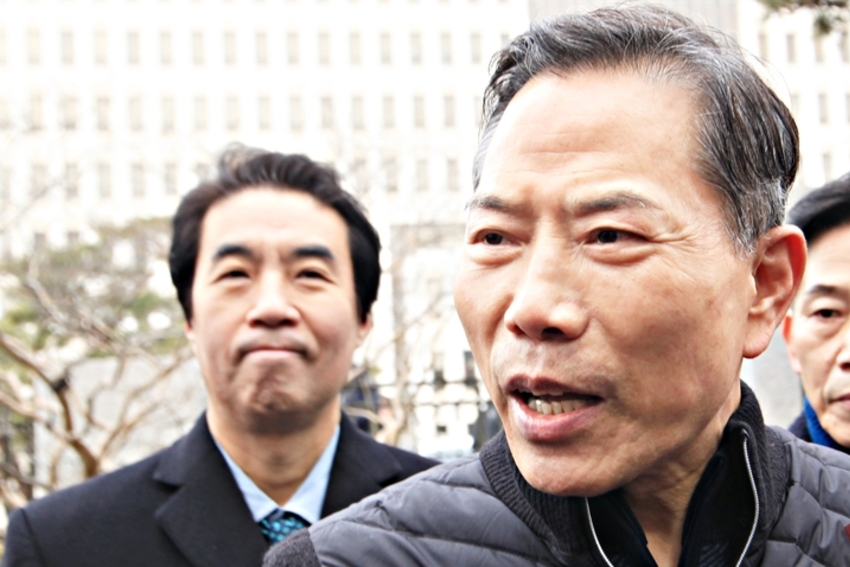 [뉴스인포토NEWSinPhoto]세계로 교회 손현보목사 판결 선고 1심 결과 오전 10시 징역 6개월 집행유예 1년!. 부산지방법원 내 바로 탈의, 11시 석방 기자회견 진행. 세계로 교회 법원 1심 판결 유감, 즉각 항소! 세계로 교회와 국내.외 성도님들 기도 감사 드린다!. 미국 대사관 총영사 재판 참관, 우리 가족들 백악관 초대 1시간 30분 설명들어 주신 루비오 미국 국무장관, JD 밴스 부통령, 석방을 위해 서명 참여, 1만여 명 미국 목사님들께 진심으로 감사 드린다!.