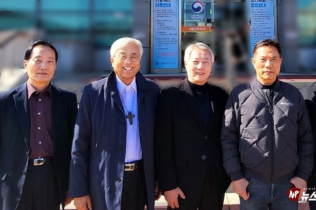 [뉴스인포토닷컴] 손현보 목사, 24일 오후 서울남부구치소 전광훈 목사 면회 !. 고신애국지도자연합 (이하,”고애연”) 공동대표 이성구 박사, 실행위원단 합동 면회. 28일 오전 10시 광화문 전광훈 목사 측, 구 세이브 코리아 측, 광화문 근처 합동 기자회견 예정. 이어 28일 토요일 오후 1시 광화문 광장 합동 연대 집회 진행. 2월 13일 손현보 목사 발언록 첨부, 고애연 주최 교회탄압규탄 및 신앙자유수호 결의 대회 취지문 게재.