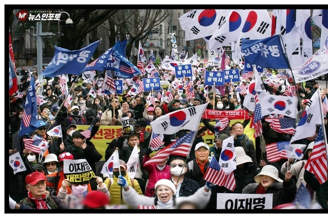 이재명 구속! 민주당 해체! 이재명은 재판 받고, 하야하라!, 광화문 국민대회 후, 청와대 분수대까지 4년만에 거리행진!, 전국 24개 시도 상경 투쟁 참여 국민들 악법 제정 분노, 민주당 규탄!, 광주,부산, 진주, 보수 애국시민들 8년째 매주 토요일 상경 광화문 투쟁 참여!.