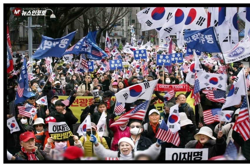 이재명 구속! 민주당 해체! 이재명은 재판 받고, 하야하라!, 광화문 국민대회 후, 청와대 분수대까지 4년만에 거리행진!, 전국 24개 시도 상경 투쟁 참여 국민들 악법 제정 분노, 민주당 규탄!, 광주,부산, 진주, 보수 애국시민들 8년째 매주 토요일 상경 광화문 투쟁 참여!.